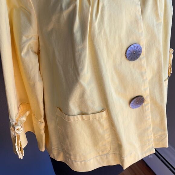 LAL (Live A Little) lemon pleated crew neckline and back bodice unlined jacket. - Picture 4 of 6